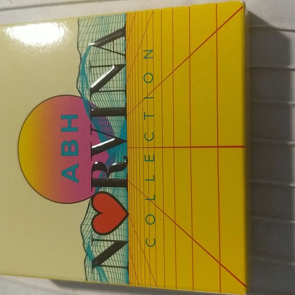 NWT EYESHADOW PALETTE
